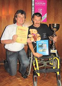 Bernhard and Manni with the Festival of Nations prizes for 'Oldiegarage'.