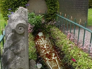 Grave with skeleton