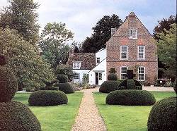 Picture of Hemingford Grey manor.